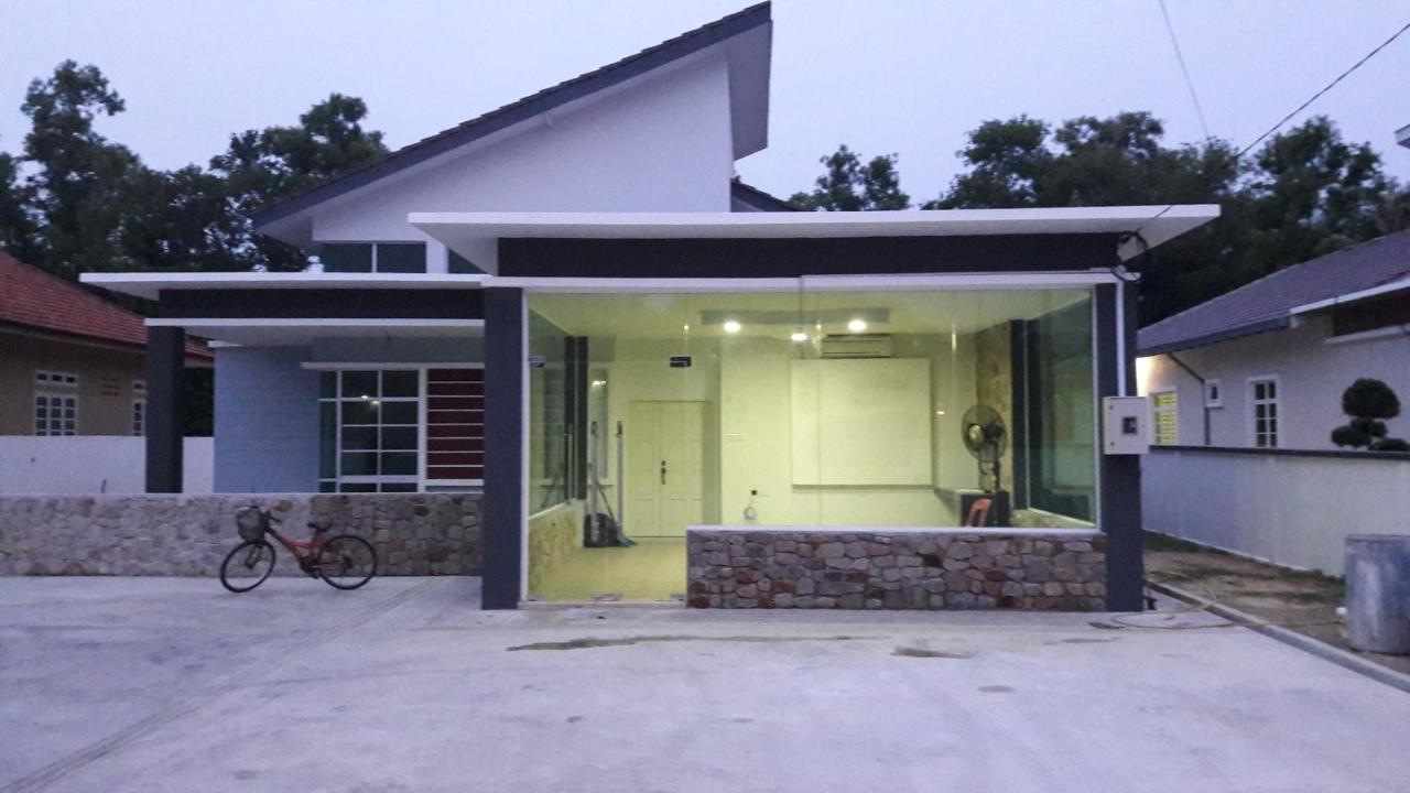 Dlayaran Villa Guest House Kuala Rompin Exterior photo
